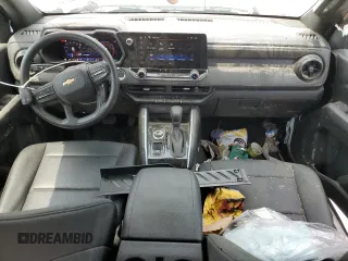 2024 Chevrolet Colorado 4WD Work Truck z VIN 1GCGTBEC6R1124897, wystawiony jako Copart lot #59235665 z przebiegiem 14 521 mil mil oraz Szkoda całkowita • Salvage title. Historia ofert i sprzedaży dostępna na DreamBid. Obrazek 8.