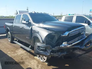2020 Ram 2500 Laramie z VIN 3C6UR5FL0LG230960, wystawiony jako IAAI lot #42029886 z przebiegiem 61 544 mil mil oraz . Historia ofert i sprzedaży dostępna na DreamBid. Obrazek 6.