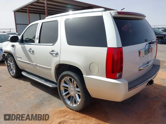 2008 Cadillac Escalade z VIN 1GYEC63828R153028, wystawiony jako IAAI lot #42043110 z przebiegiem 127 122 mil mil oraz . Historia ofert i sprzedaży dostępna na DreamBid. Obrazek 3.
