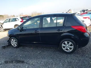 2007 Nissan Versa SL z VIN 3N1BC13E77L439385, wystawiony jako IAAI lot #41749821 z przebiegiem 137 521 mil mil oraz . Historia ofert i sprzedaży dostępna na DreamBid. Obrazek 14.