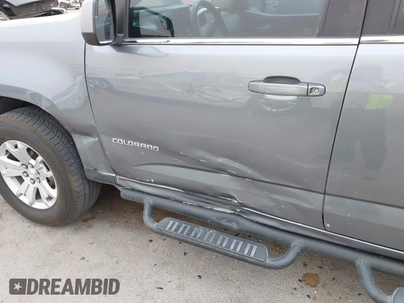 2018 Chevrolet Colorado 2WD LT z VIN 1GCGSCEN0J1223004, wystawiony jako IAAI lot #41782378 z przebiegiem 67 818 mil mil oraz . Historia ofert i sprzedaży dostępna na DreamBid. Obrazek 6.