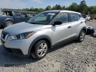 2020 Nissan Kicks S z VIN 3N1CP5BV0LL509661, wystawiony jako Copart lot #53083215 z przebiegiem Nie podano mil oraz Szkoda całkowita • Salvage title. Historia ofert i sprzedaży dostępna na DreamBid. Obrazek 1.