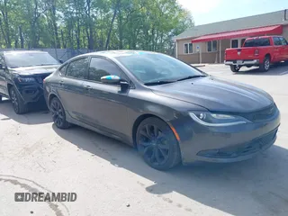 2015 Chrysler 200 S z VIN 1C3CCCBB3FN613959, wystawiony jako IAAI lot #42229252 z przebiegiem 108 253 mil mil oraz . Historia ofert i sprzedaży dostępna na DreamBid. Obrazek 1.