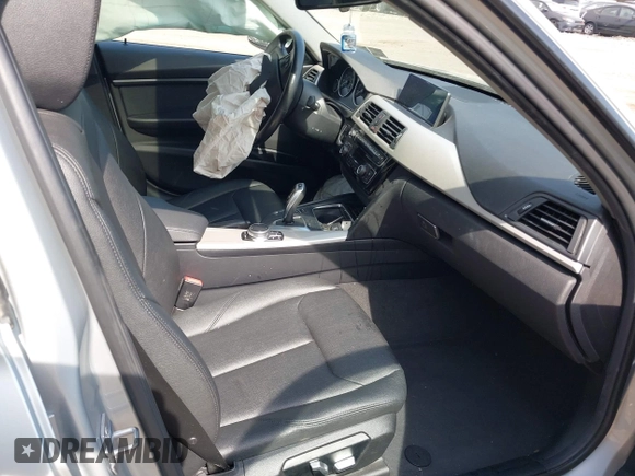 2018 BMW 3 Series 320i xDrive z VIN WBA8A3C5XJA494899, wystawiony jako IAAI lot #42092150 z przebiegiem 60 884 mil mil oraz . Historia ofert i sprzedaży dostępna na DreamBid. Obrazek 5.