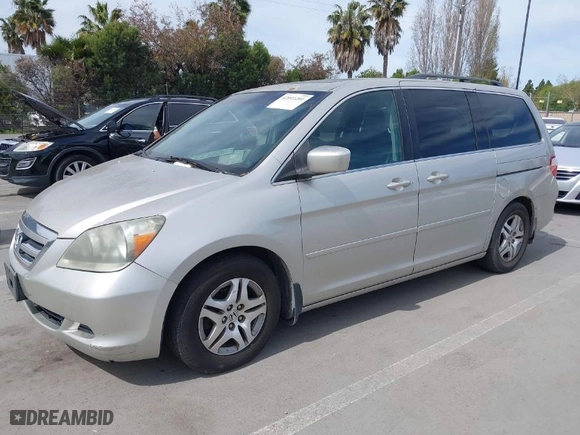 2005 Honda Odyssey EX-L with VIN 5FNRL38775B028551, listed as a IAAI auction lot 42011201 with 201,957 mi miles. Bid and sale history available at carsss.com. Image 2.