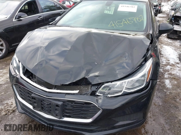 2017 Chevrolet Cruze LS z VIN 1G1BC5SM3H7138902, wystawiony jako IAAI lot #41546782 z przebiegiem 90 908 mil mil oraz . Historia ofert i sprzedaży dostępna na DreamBid. Obrazek 6.