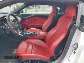 2020 Audi R8 z VIN WUAKBAFX9L7900195, wystawiony jako Copart lot #59888215 z przebiegiem 16 548 mil mil oraz Czysty tytuł • Clean title. Historia ofert i sprzedaży dostępna na DreamBid. Obrazek 7.