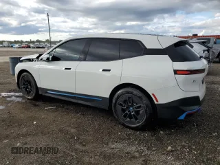 2024 BMW iX xDrive50 z VIN WB523CF02RCS04556, wystawiony jako Copart lot #46817195 z przebiegiem 7 915 mil mil oraz Czysty tytuł • Clean title. Historia ofert i sprzedaży dostępna na DreamBid. Obrazek 2.