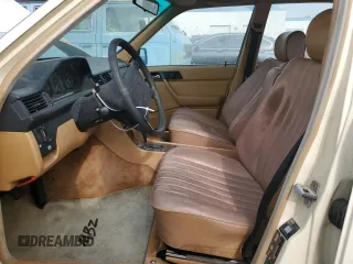 1988 Mercedes-Benz 300 E z VIN WDBEA30D4JA640293, wystawiony jako Copart lot #50998785 z przebiegiem 179 471 mil mil oraz Czysty tytuł • Clean title. Historia ofert i sprzedaży dostępna na DreamBid. Obrazek 7.