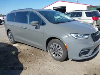 2021 Chrysler Pacifica Hybrid Touring L z VIN 2C4RC1L76MR597034, wystawiony jako IAAI lot #41516718 z przebiegiem 79 910 mil mil oraz . Historia ofert i sprzedaży dostępna na DreamBid. Obrazek 1.