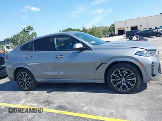 2025 BMW X6 xDrive40i z VIN 5UX33EX04S9X20728, wystawiony jako IAAI lot #42192580 z przebiegiem 22 906 mil mil oraz . Historia ofert i sprzedaży dostępna na DreamBid. Obrazek 13.