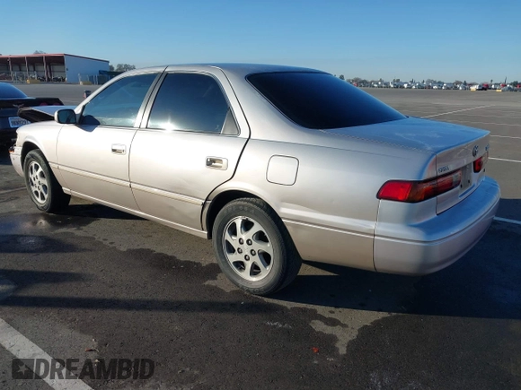 1999 Toyota Camry LE z VIN 4T1BF28K3XU931485, wystawiony jako IAAI lot #41413709 z przebiegiem 148 621 mil mil oraz . Historia ofert i sprzedaży dostępna na DreamBid. Obrazek 3.