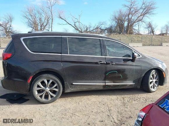 2017 Chrysler Pacifica Limited with VIN 2C4RC1GG7HR643163, listed as a IAAI auction lot 41877690 with 104,841 mi miles. Bid and sale history available at carsss.com. Image 13.
