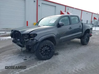 2017 Toyota Tacoma SR5 z VIN 3TMCZ5AN5HM110951, wystawiony jako IAAI lot #41580916 z przebiegiem 107 020 mil mil oraz . Historia ofert i sprzedaży dostępna na DreamBid. Obrazek 17.