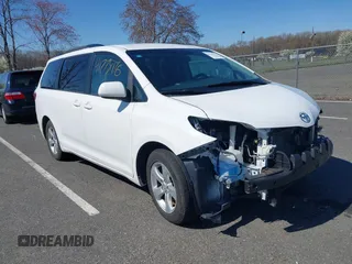 2017 Toyota Sienna LE Auto Access Seat с VIN 5TDKZ3DC9HS797877, выставлен на аукционе IAAI как лот 41778176 с пробегом 154 080 миль миль и . История ставок и продаж доступна на DreamBid. Изображение 1.