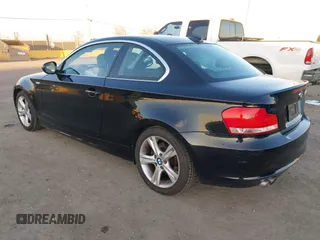 2013 BMW 1 Series 128i с VIN WBAUP9C53DVS95917, выставлен на аукционе IAAI как лот 41398338 с пробегом 52 160 миль миль и . История ставок и продаж доступна на DreamBid. Изображение 3.