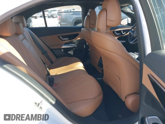 2025 Mercedes-Benz E 350 z VIN W1KLF4HB1SA116741, wystawiony jako IAAI lot #41553271 z przebiegiem 1 025 mil mil oraz . Historia ofert i sprzedaży dostępna na DreamBid. Obrazek 8.