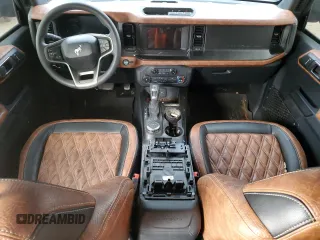 2021 Ford Bronco z VIN 1FMEE5BP4MLA90588, wystawiony jako Copart lot #57164855 z przebiegiem 22 550 mil mil oraz Szkoda całkowita • Salvage title. Historia ofert i sprzedaży dostępna na DreamBid. Obrazek 8.