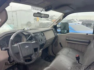 2009 Ford F-350 XL z VIN 1FTSF30589EA39908, wystawiony jako IAAI lot #42821328 z przebiegiem 205 595 mil mil oraz . Historia ofert i sprzedaży dostępna na DreamBid. Obrazek 3.