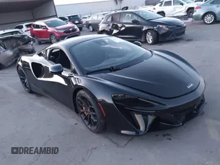 2023 McLaren Artura z VIN SBM16AEA4PW001449, wystawiony jako IAAI lot #41347791 z przebiegiem 4703 mil mil oraz . Historia ofert i sprzedaży dostępna na DreamBid. Obrazek 1.