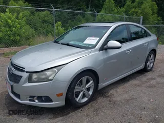 2014 Chevrolet Cruze 2LT z VIN 1G1PE5SB6E7270997, wystawiony jako IAAI lot #42323955 z przebiegiem 146 752 mil mil oraz . Historia ofert i sprzedaży dostępna na DreamBid. Obrazek 18.