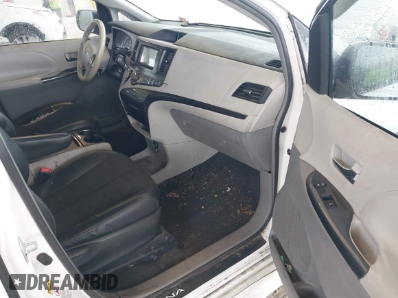 2011 Toyota Sienna SE with VIN 5TDXK3DC0BS060424, listed as a IAAI auction lot 41895621 with 149,332 mi miles. Bid and sale history available at carsss.com. Image 5.