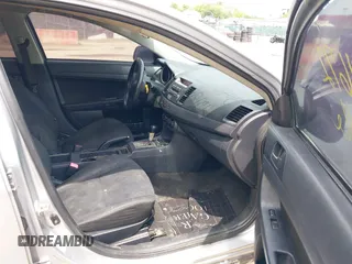 2010 Mitsubishi Lancer DE z VIN JA32U1FU7AU008019, wystawiony jako IAAI lot #42181672 z przebiegiem 227 360 mil mil oraz . Historia ofert i sprzedaży dostępna na DreamBid. Obrazek 5.