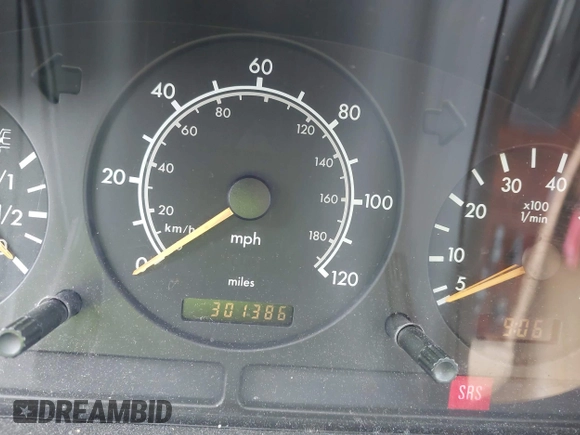 1998 Mercedes-Benz M 320/430/500 z VIN 4JGAB54E5WA006036, wystawiony jako IAAI lot #42230324 z przebiegiem 301 386 mil mil oraz . Historia ofert i sprzedaży dostępna na DreamBid. Obrazek 7.