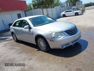 2008 Chrysler Sebring Touring z VIN 1C3LC56K58N267552, wystawiony jako IAAI lot #42273582 z przebiegiem 137 007 mil mil oraz . Historia ofert i sprzedaży dostępna na DreamBid. Obrazek 1.