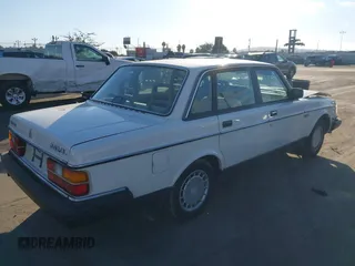 1990 Volvo 240 z VIN YV1AA8846L1429028, wystawiony jako IAAI lot #41370630 z przebiegiem 132 354 mil mil oraz . Historia ofert i sprzedaży dostępna na DreamBid. Obrazek 4.