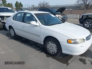1998 Nissan Altima XE with VIN 1N4DL01D8WC165818, listed as a IAAI auction lot 41658156 with 184,843 mi miles. Bid and sale history available at carsss.com. Image 1.