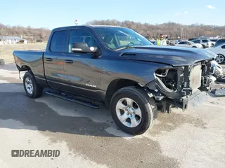 2022 Ram 1500 Big Horn z VIN 1C6SRFBT6NN159941, wystawiony jako IAAI lot #41751227 z przebiegiem 52 864 mil mil oraz . Historia ofert i sprzedaży dostępna na DreamBid. Obrazek 1.
