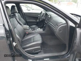 2015 Chrysler 300 S z VIN 2C3CCAGG1FH923044, wystawiony jako IAAI lot #42284945 z przebiegiem 132 681 mil mil oraz . Historia ofert i sprzedaży dostępna na DreamBid. Obrazek 5.