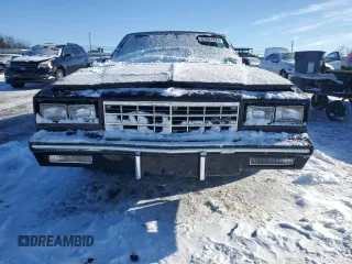 1984 Chevrolet Monte Carlo z VIN 1G1AZ37H3EB102999, wystawiony jako Copart lot #87061824 z przebiegiem 271 202 mil mil oraz Szkody całkowita. Historia ofert i sprzedaży dostępna na DreamBid. Obrazek 5.
