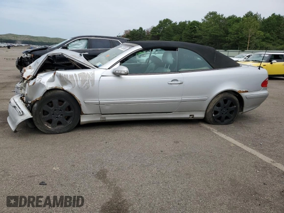 2001 Mercedes-Benz CLK 320 z VIN WDBLK65G21T069416, wystawiony jako Copart lot #52275545 z przebiegiem Nie podano mil oraz Nie do naprawy. Historia ofert i sprzedaży dostępna na DreamBid. Obrazek 1.