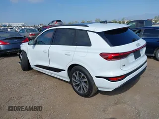 2025 Audi Q6 e-tron Premium Plus z VIN WA124BGFXSA019441, wystawiony jako IAAI lot #41838548 z przebiegiem 138 mil mil oraz . Historia ofert i sprzedaży dostępna na DreamBid. Obrazek 3.