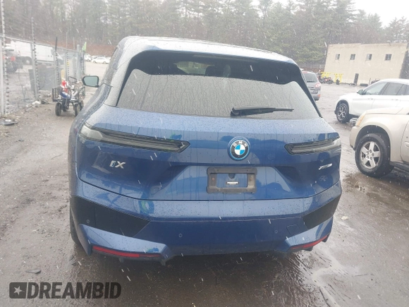 2023 BMW iX xDrive50 z VIN WB523CF08PCM23678, wystawiony jako IAAI lot #41930985 z przebiegiem 19 040 mil mil oraz . Historia ofert i sprzedaży dostępna na DreamBid. Obrazek 17.