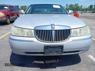 2002 Lincoln Town Car Signature z VIN 1LNHM82W22Y639231, wystawiony jako IAAI lot #42513503 z przebiegiem 126 832 mil mil oraz . Historia ofert i sprzedaży dostępna na DreamBid. Obrazek 6.