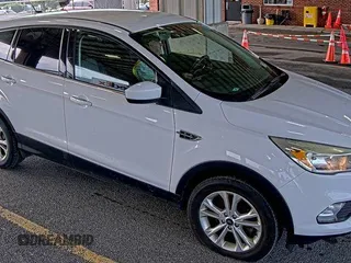 2017 Ford Escape SE z VIN 1FMCU9GD0HUD44281, wystawiony jako IAAI lot #42573170 z przebiegiem 99 085 mil mil oraz . Historia ofert i sprzedaży dostępna na DreamBid. Obrazek 3.