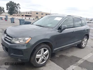 2013 Volkswagen Touareg Exec z VIN WVGEP9BP7DD010339, wystawiony jako IAAI lot #41094662 z przebiegiem 91 280 mil mil oraz . Historia ofert i sprzedaży dostępna na DreamBid. Obrazek 2.