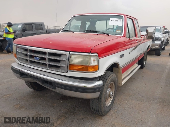 1996 Ford F-250 z VIN 1FTHX26G0TEA08492, wystawiony jako IAAI lot #42435528 z przebiegiem 108 159 mil mil oraz . Historia ofert i sprzedaży dostępna na DreamBid. Obrazek 2.