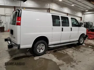 2023 GMC Savana Cargo Van with VIN 1GTW7AFP6P1138386, listed as a Copart auction lot 86204364 with 10,493 mi miles and Clean Title. Bid and sale history available at carsss.com. Image 3.