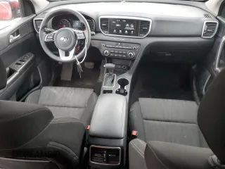 2020 Kia Sportage LX z VIN KNDPMCACXL7730197, wystawiony jako Copart lot #55149105 z przebiegiem 72 406 mil mil oraz Szkoda całkowita • Salvage title. Historia ofert i sprzedaży dostępna na DreamBid. Obrazek 8.