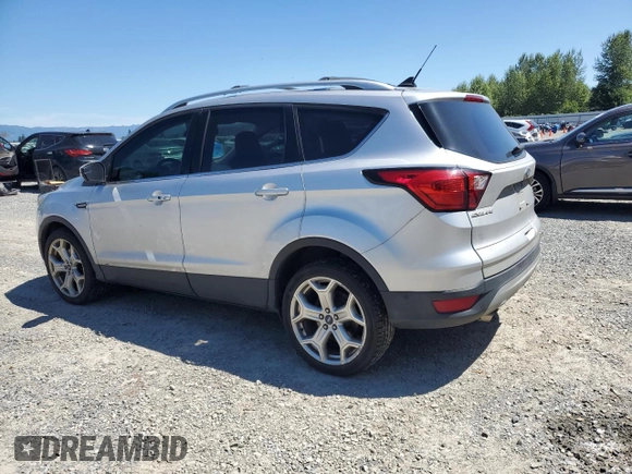 2019 Ford Escape Titanium z VIN 1FMCU0J92KUB62184, wystawiony jako Copart lot #63027765 z przebiegiem 136 005 mil mil oraz Czysty tytuł • Clean title. Historia ofert i sprzedaży dostępna na DreamBid. Obrazek 2.