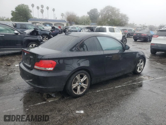 2011 BMW 1 Series 128i z VIN WBAUP9C56BVL89657, wystawiony jako Copart lot #45222005 z przebiegiem 164 686 mil mil oraz Szkody całkowita. Historia ofert i sprzedaży dostępna na DreamBid. Obrazek 3.
