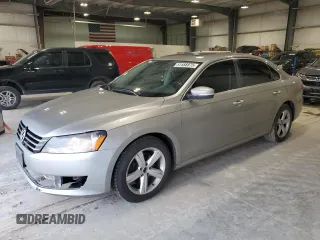 2013 Volkswagen Passat SE z VIN 1VWBP7A36DC035598, wystawiony jako Copart lot #51588875 z przebiegiem 168 339 mil mil oraz Szkoda całkowita • Salvage title. Historia ofert i sprzedaży dostępna na DreamBid. Obrazek 1.