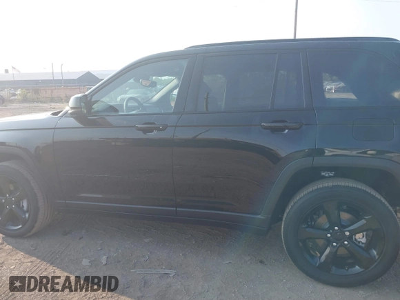 2024 Jeep Grand Cherokee Laredo z VIN 1C4RJHAG0RC235461, wystawiony jako IAAI lot #40354033 z przebiegiem 589 mil mil oraz . Historia ofert i sprzedaży dostępna na DreamBid. Obrazek 14.