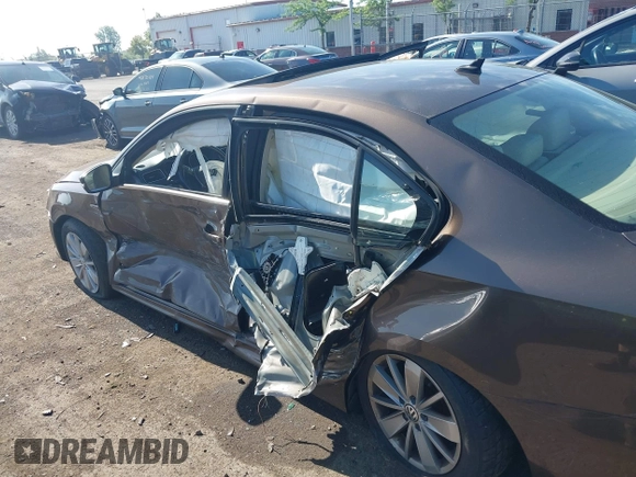 2015 Volkswagen Jetta Sport z VIN 3VWD17AJ5FM411217, wystawiony jako IAAI lot #42563776 z przebiegiem 84 520 mil mil oraz . Historia ofert i sprzedaży dostępna na DreamBid. Obrazek 6.