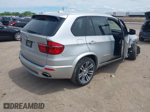 2013 BMW X5 xDrive35i z VIN 5UXZV4C59D0E03876, wystawiony jako IAAI lot #42214184 z przebiegiem 127 480 mil mil oraz . Historia ofert i sprzedaży dostępna na DreamBid. Obrazek 4.