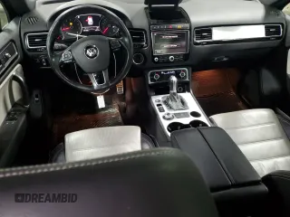 2017 Volkswagen Touareg Wolfsburg Edition z VIN WVGRF7BP7HD002143, wystawiony jako Copart lot #45328325 z przebiegiem 107 476 mil mil oraz Szkoda całkowita • Salvage title. Historia ofert i sprzedaży dostępna na DreamBid. Obrazek 8.